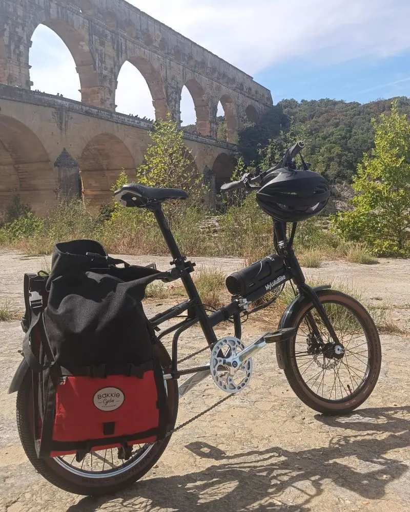 Sacoche Bakkie et Lulu Bike Electric au pied du Pont du Gard
