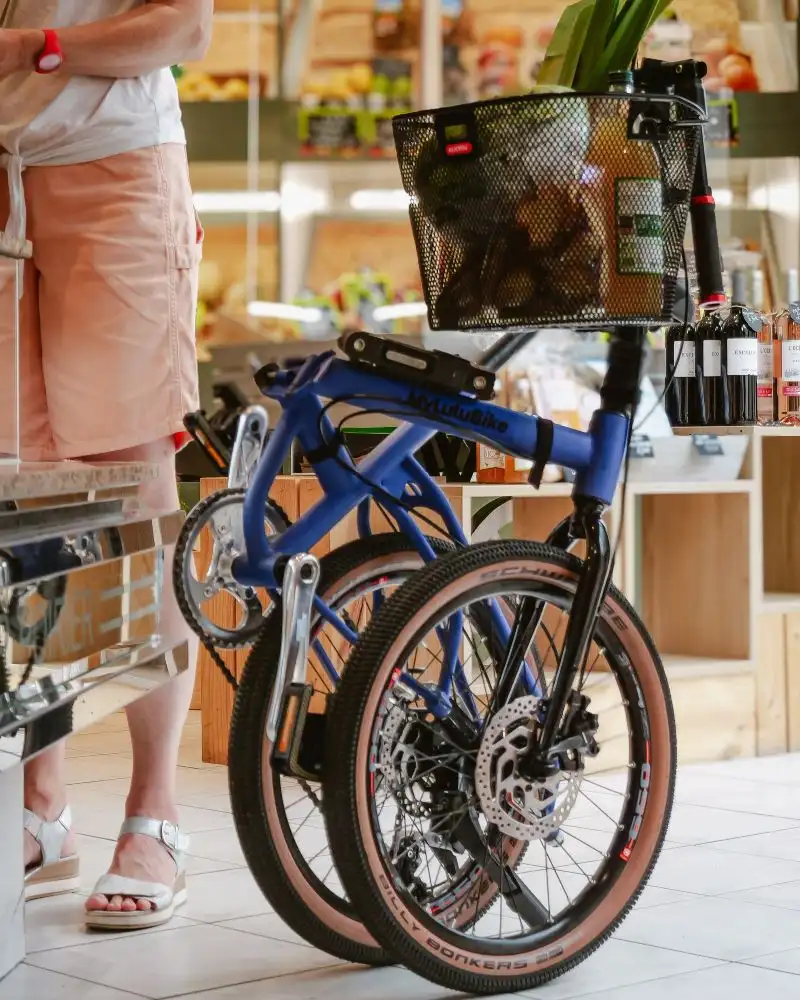 vélo pliable en mode valise pour faire les courses