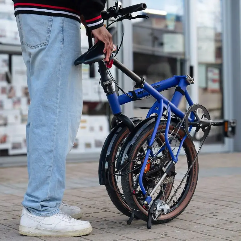 vélo pliable compact en mode valise lors de déplacement en ville