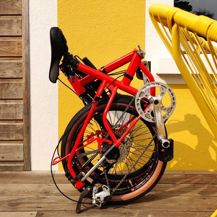 Vélo pliable plié en mode ultra-compact Lulu Bike City