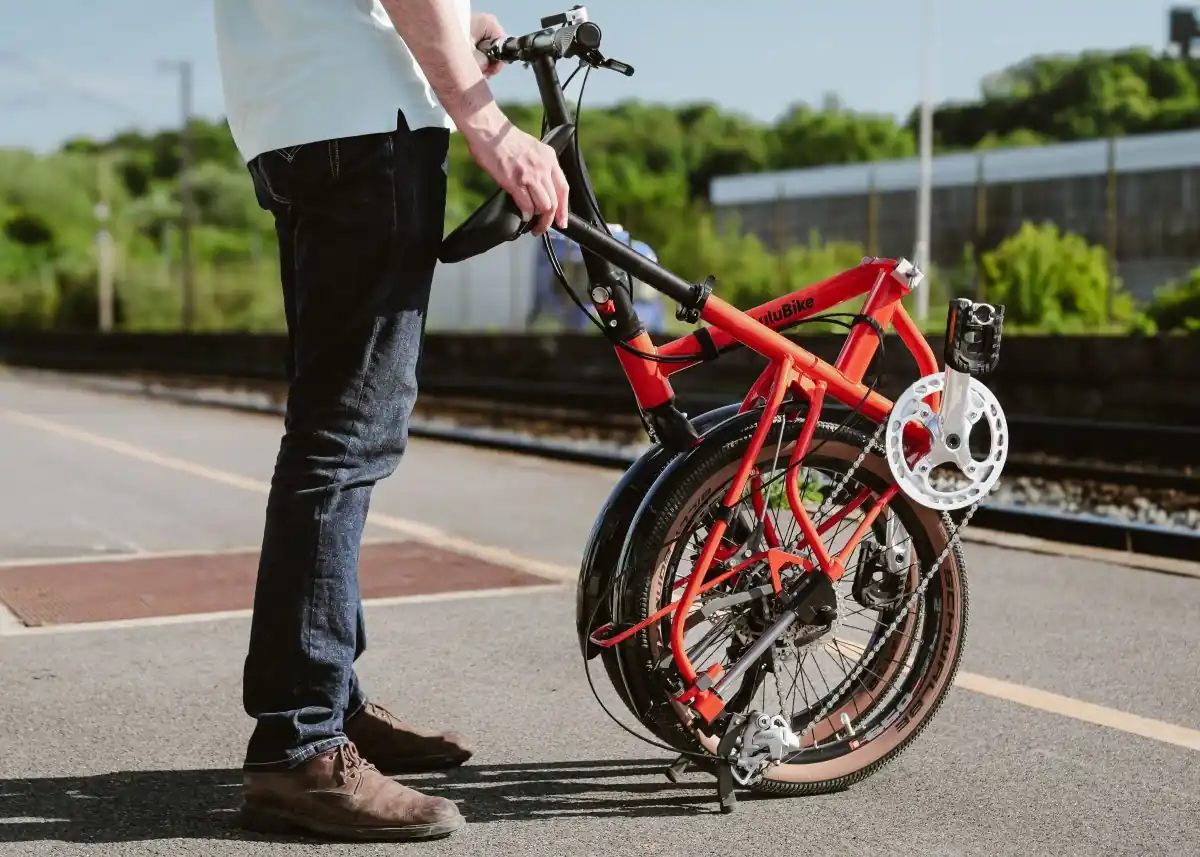 vélo plié Lulu Bike City sur le quai prêt à monter dans le train