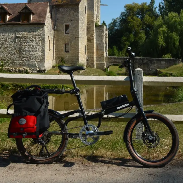 Lulu Bike Electric avec sacoches en balade