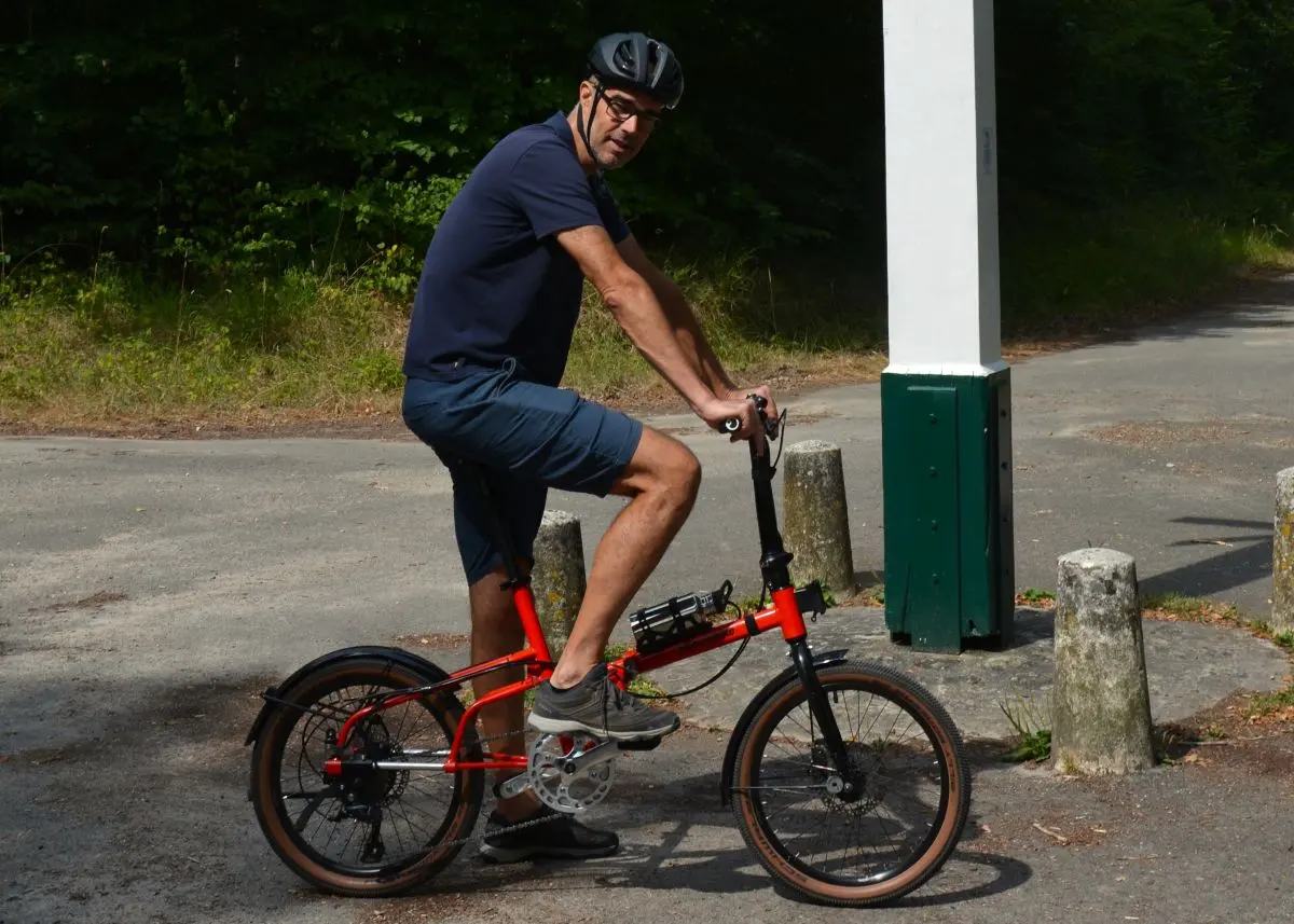 vélo pliable électrique en forêt