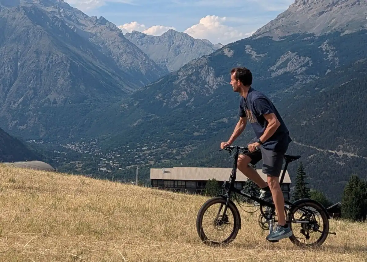 Vélo pliant fabriqué en France sur les routes de montagne