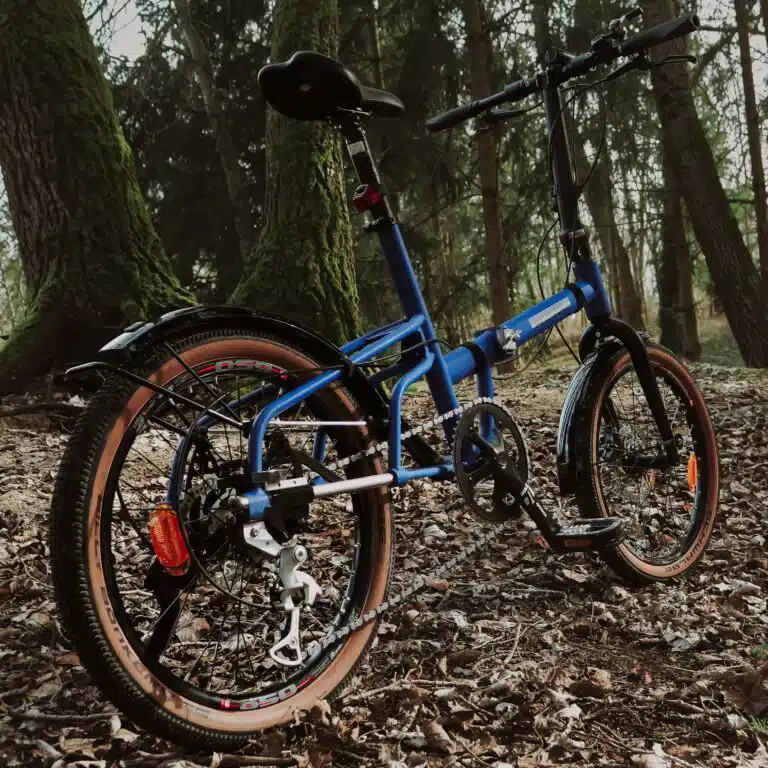 vélo pliant sportif pour les randonnées dans les bois ou sur les sentiers
