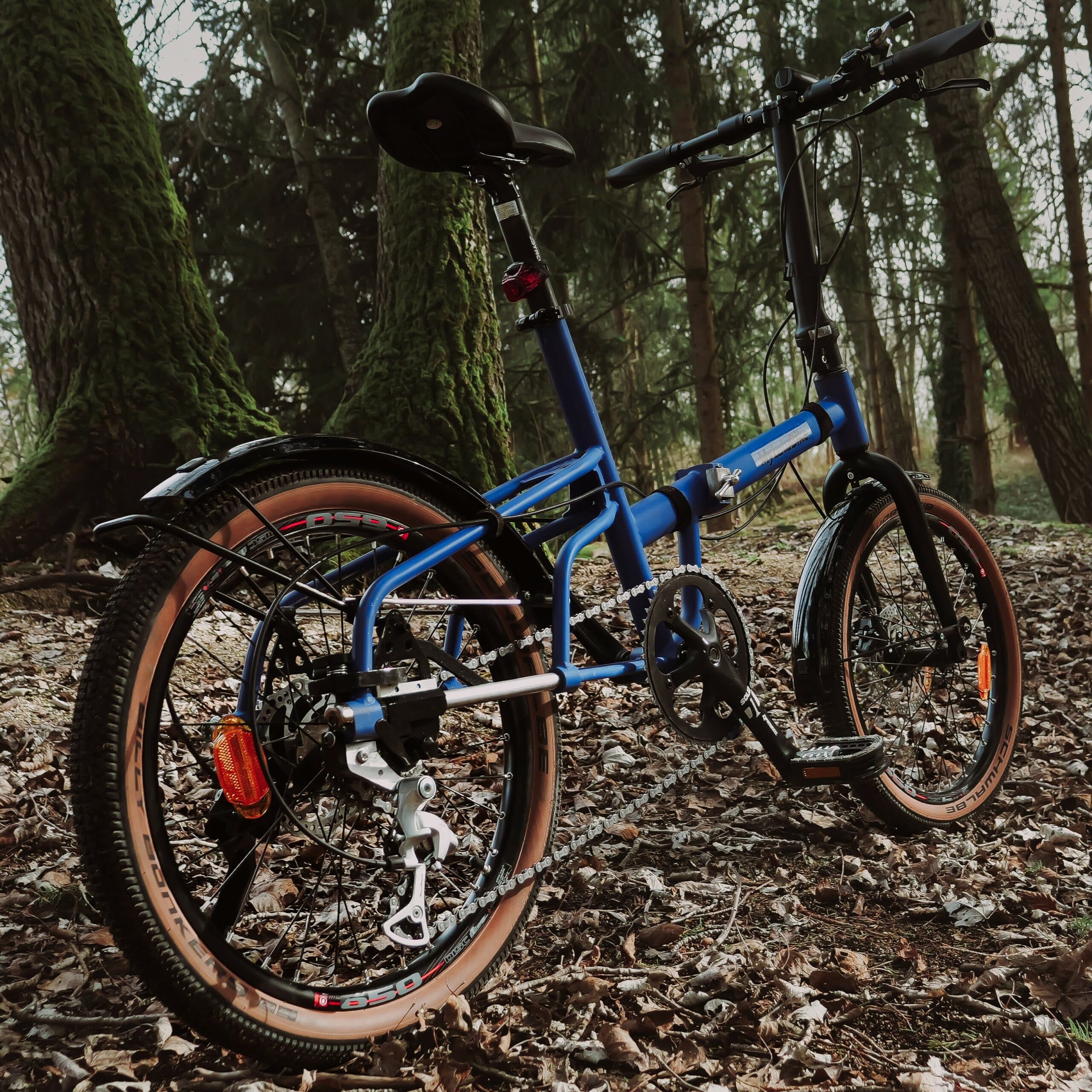 vélo pliant sportif pour les randonnées dans les bois ou sur les sentiers