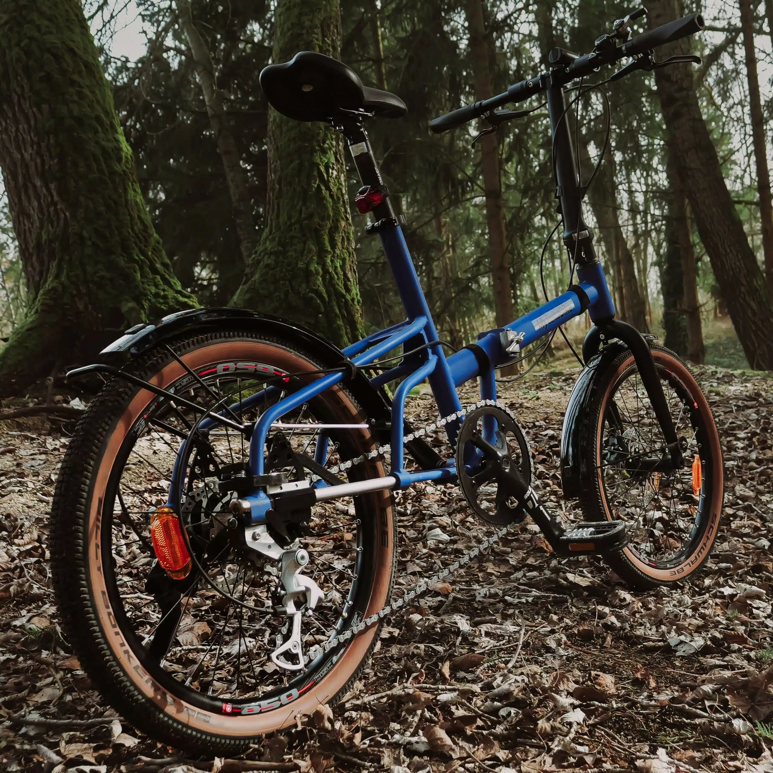 vélo pliant sportif pour les randonnées dans les bois ou sur les sentiers