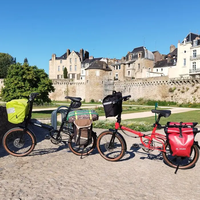 cyclotourisme en vélos pliants avec sacoches à l'avant et à l'arrière