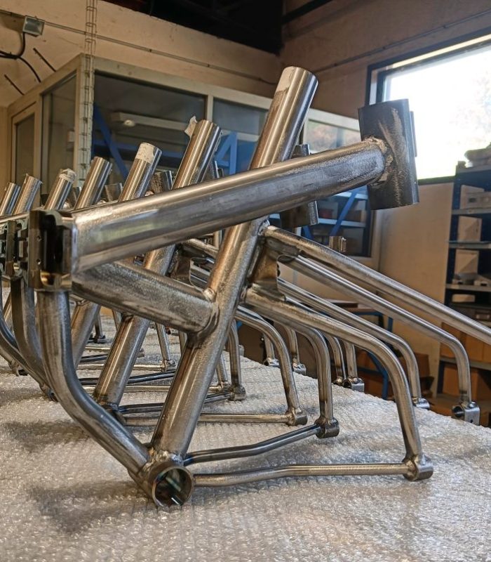 contrôle qualité des cadres avant la phase sablage puis de peinture