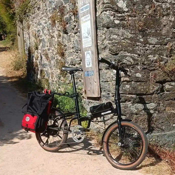vélo électrique pliant Lulu Bile Electric avec sacoche bakkie au bord de mer