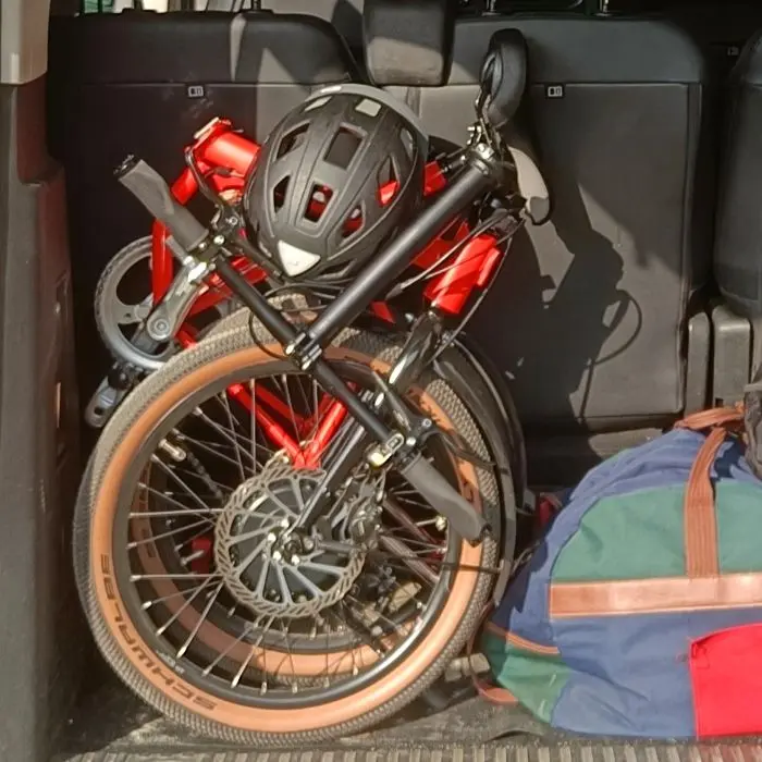 velo pliable dans le coffre d'une voiture pour les vacances