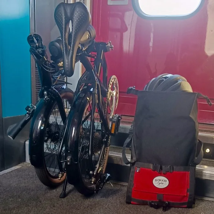 Vélo pliant électrique Lulu Bike Electric avec sacoche Bakkie dans un train TGV