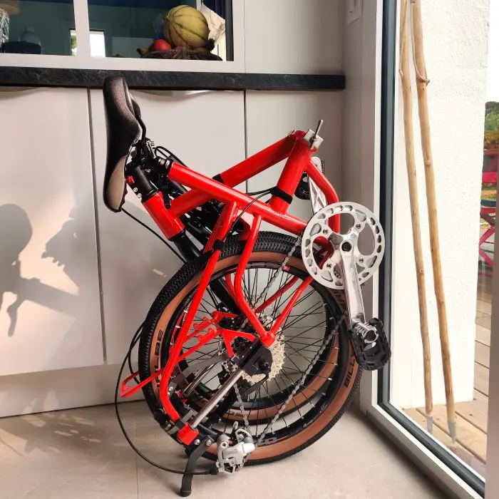 vélo pliant rangé dans l'entrée de sa maison